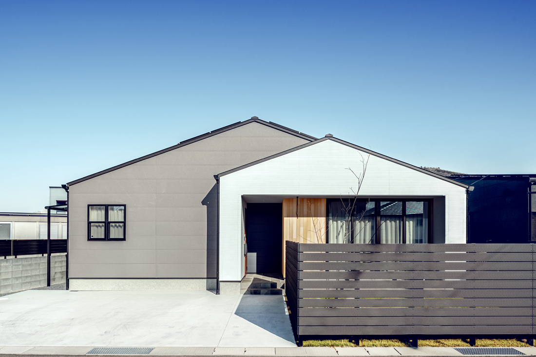 ホワイト・グレー・木目を使った三角屋根の平屋