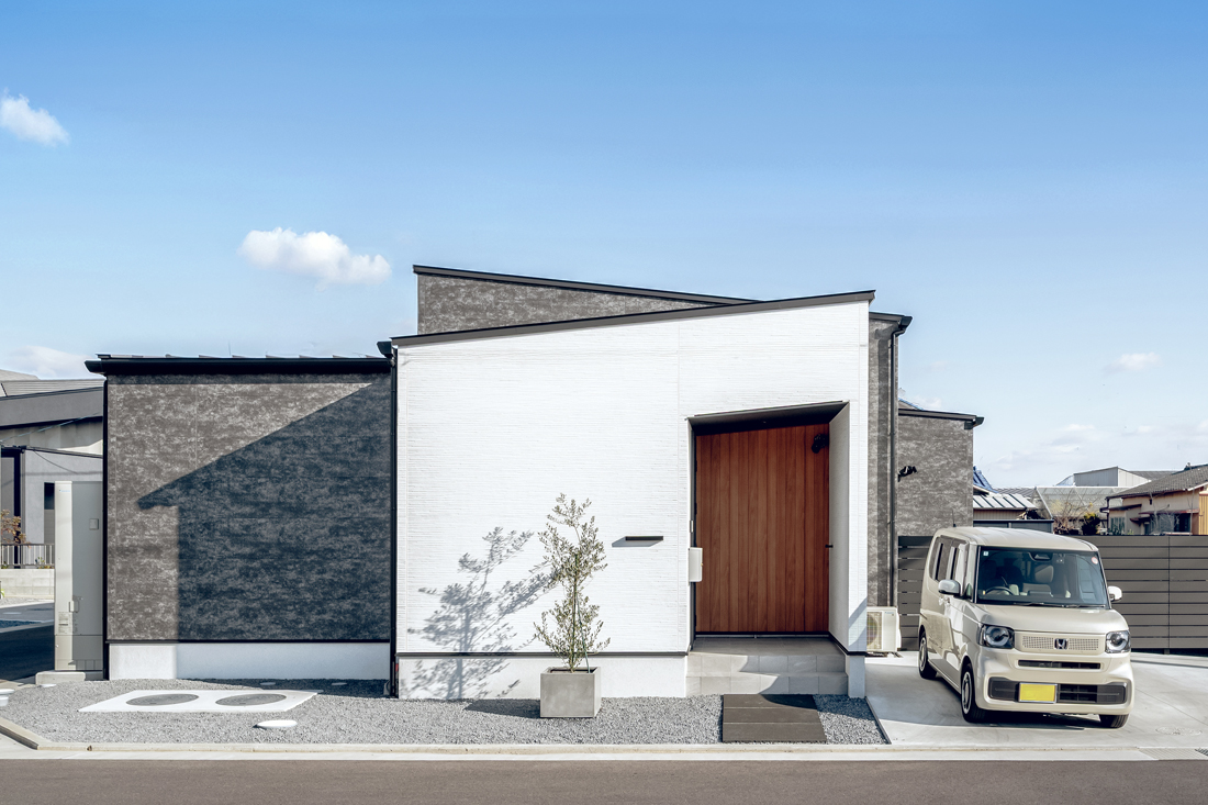 白・グレー・木目でコーディネートした片流れ屋根がポイントの平屋