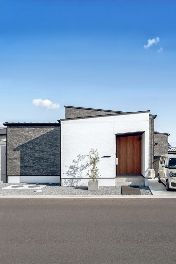 白・グレー・木目でコーディネートした片流れ屋根がポイントの平屋