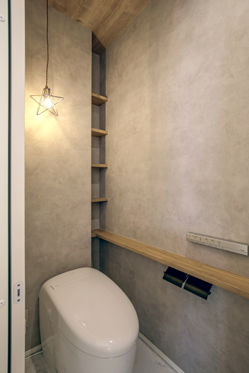 造作棚と星形のペンダントライトがポイントのトイレ