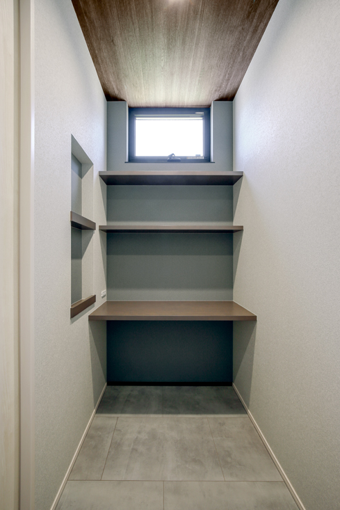 造作棚とニッチ収納を設けた書斎