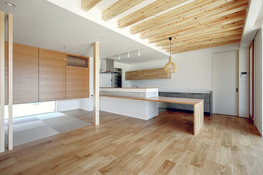 化粧梁がポイントのナチュラルなLDK