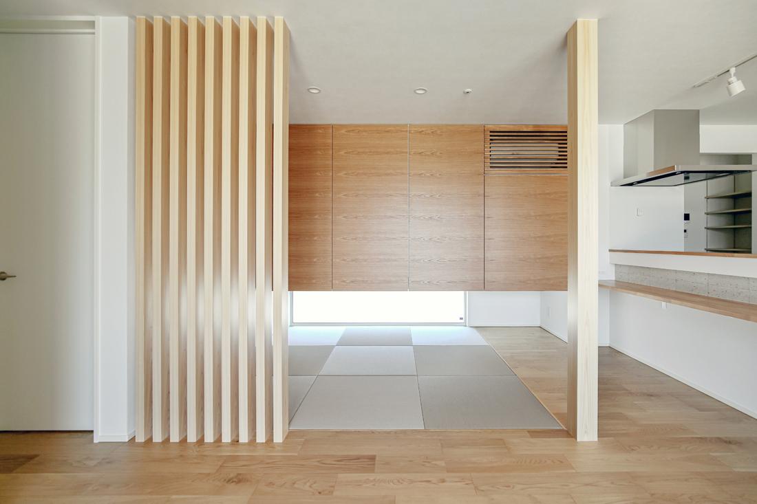 格子で仕切られた収納付きの畳コーナー