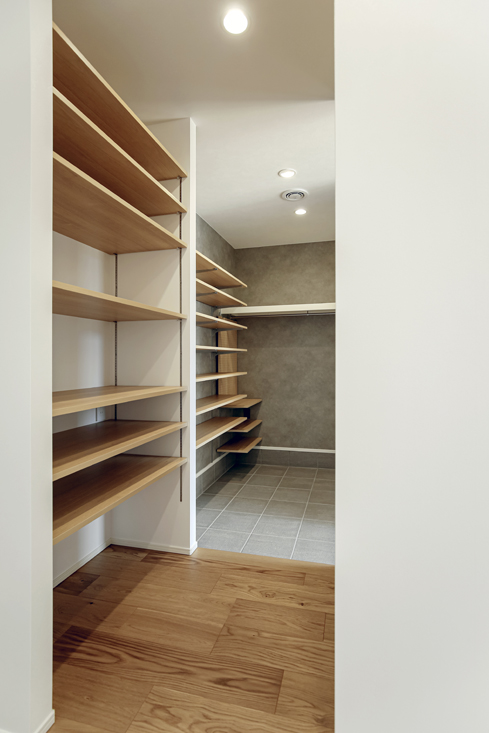 通り抜けができる可動棚付きの土間収納