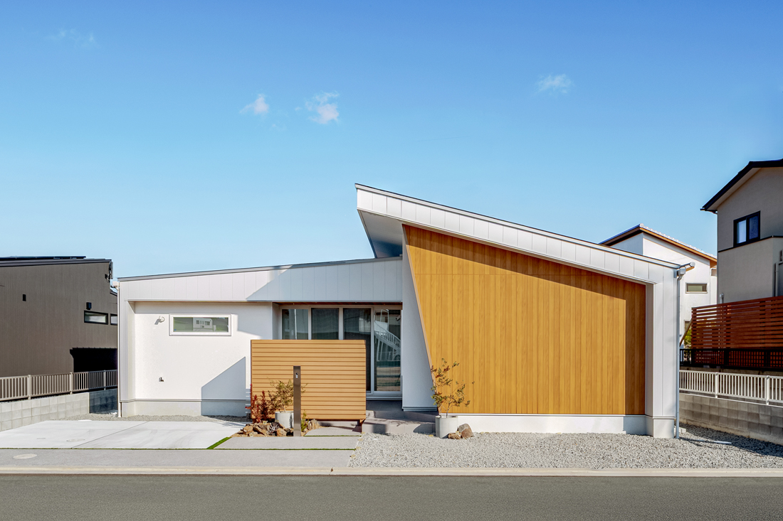 白と木目を組み合わせた平屋