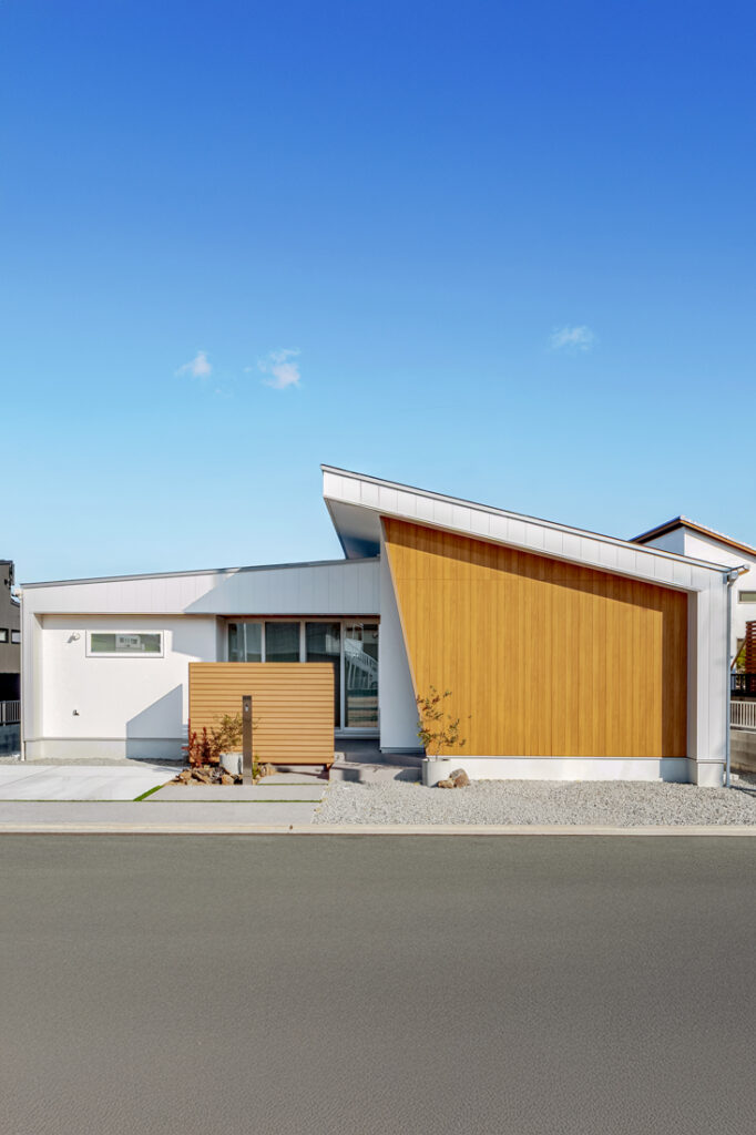 白と木目を組み合わせた平屋