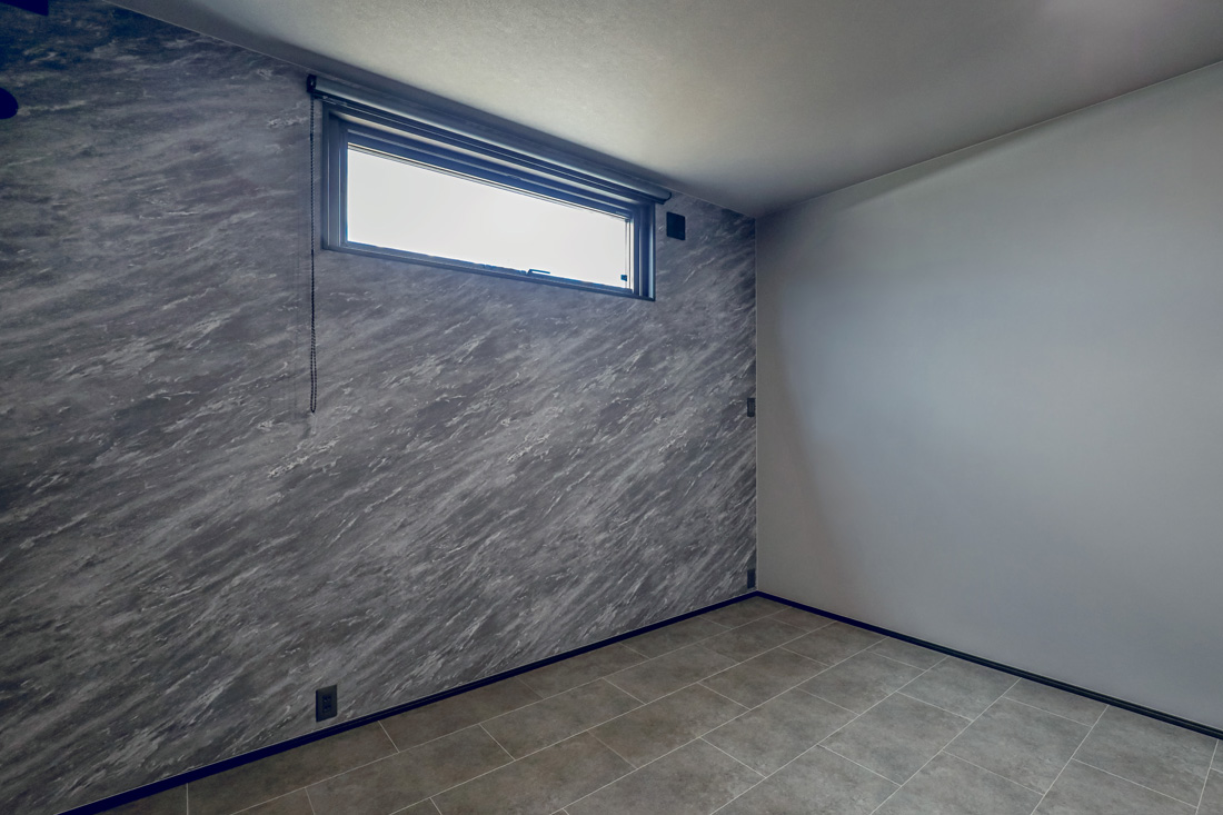 開放的な空間が広がるモノトーンの平屋｜坂出市