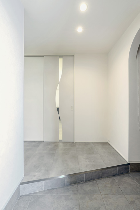 開放的な空間が広がるモノトーンの平屋｜坂出市