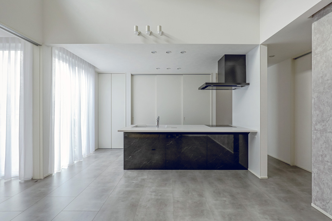 開放的な空間が広がるモノトーンの平屋｜坂出市