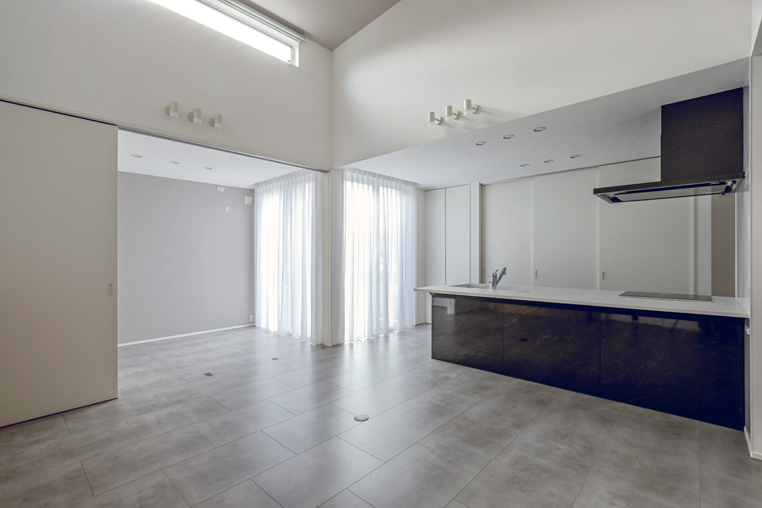 開放的な空間が広がるモノトーンの平屋｜坂出市