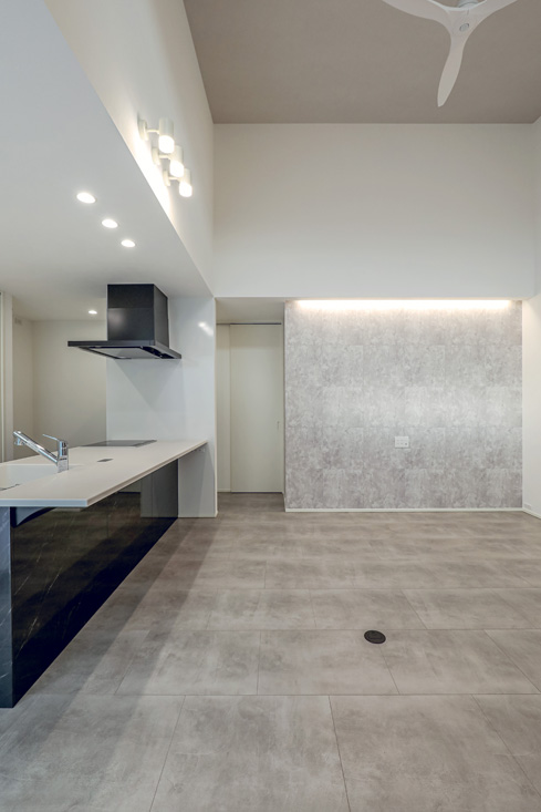 開放的な空間が広がるモノトーンの平屋｜坂出市