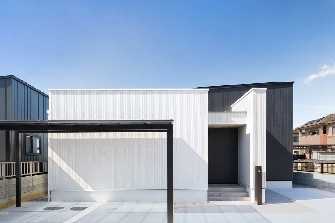 開放的な空間が広がるモノトーンの平屋｜坂出市