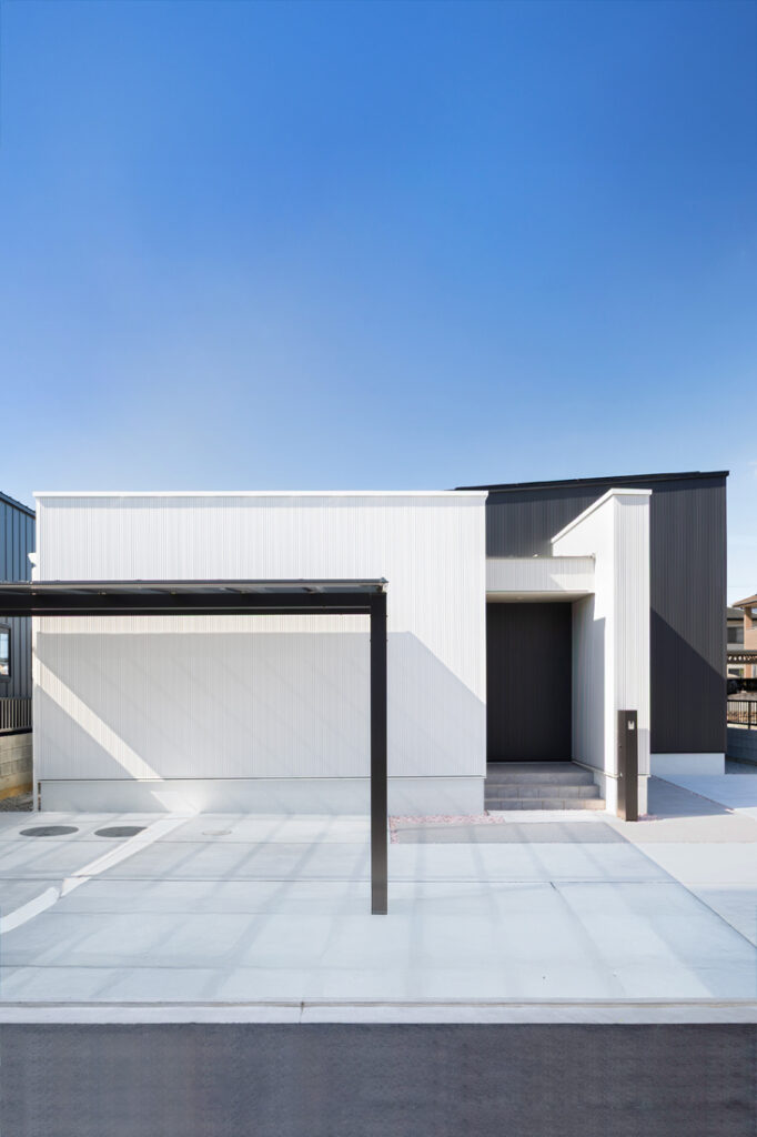 開放的な空間が広がるモノトーンの平屋｜坂出市