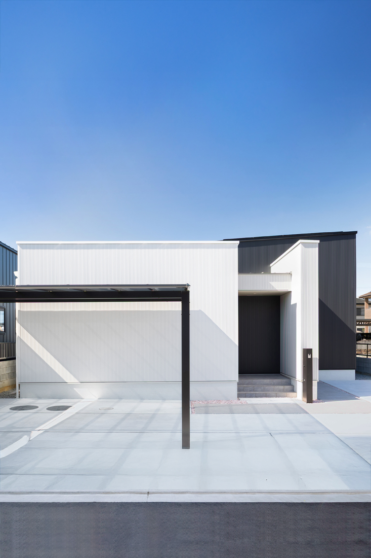 開放的な空間が広がるモノトーンの平屋｜坂出市