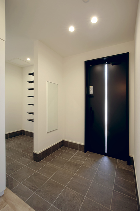 土間収納があるシンプルな玄関ホール