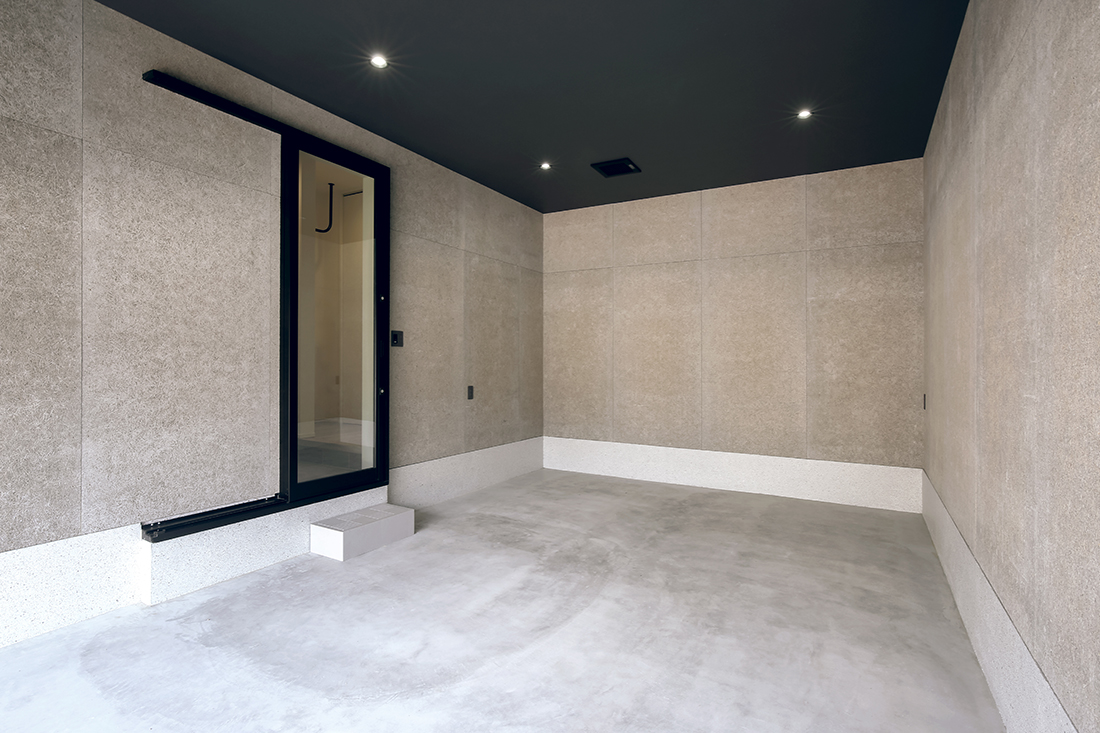 ブラックの天井がポイントのガレージ内部