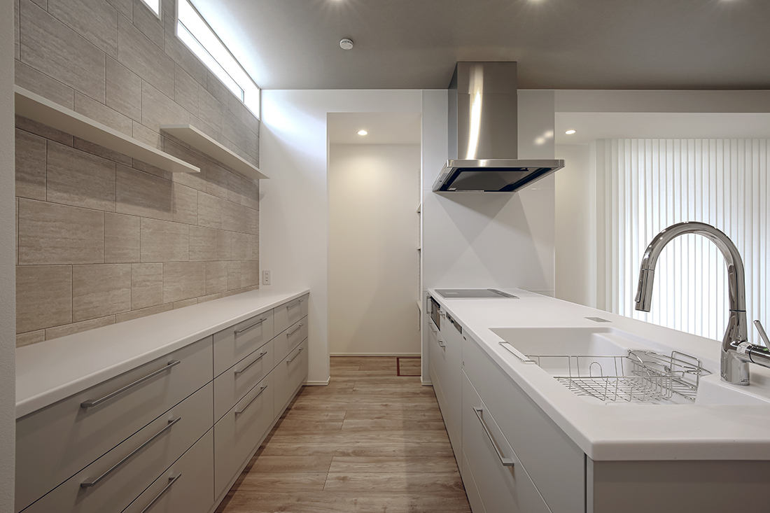 淡いグレーをアクセントにしたキッチン