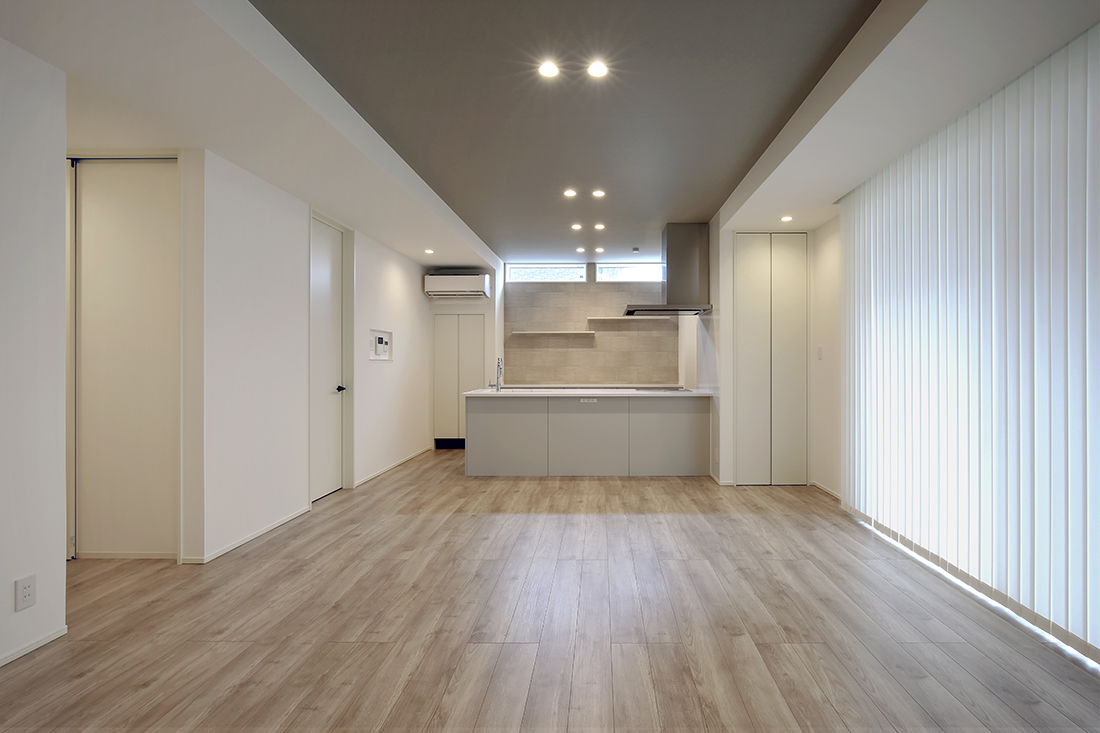 天井のアクセントクロスがポイントのLDK