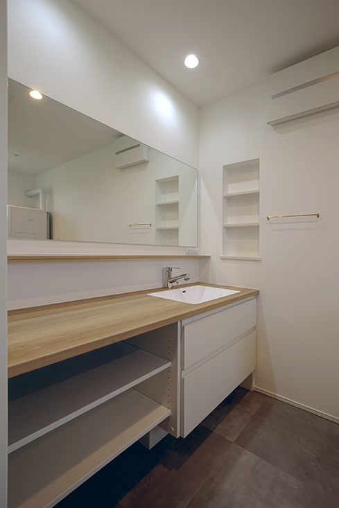 白が基調の清潔感のある洗面化粧台