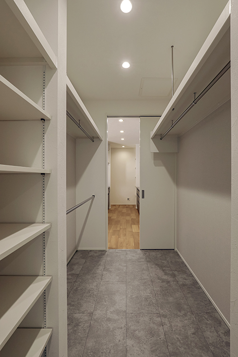 吹付塗装が柔らかな白×グレーの平屋｜坂出市