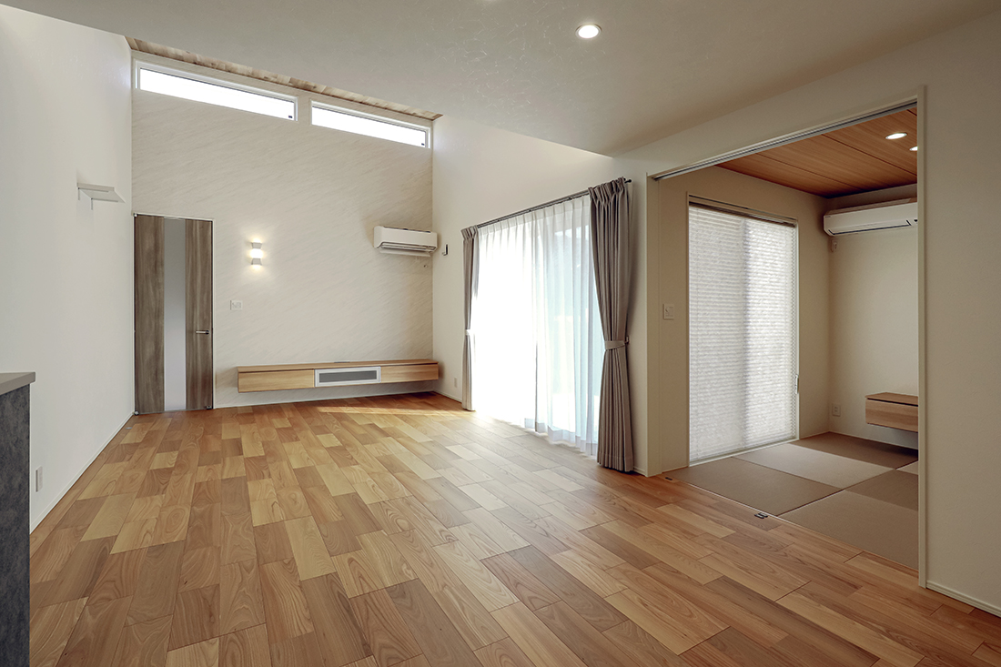 吹付塗装が柔らかな白×グレーの平屋｜坂出市