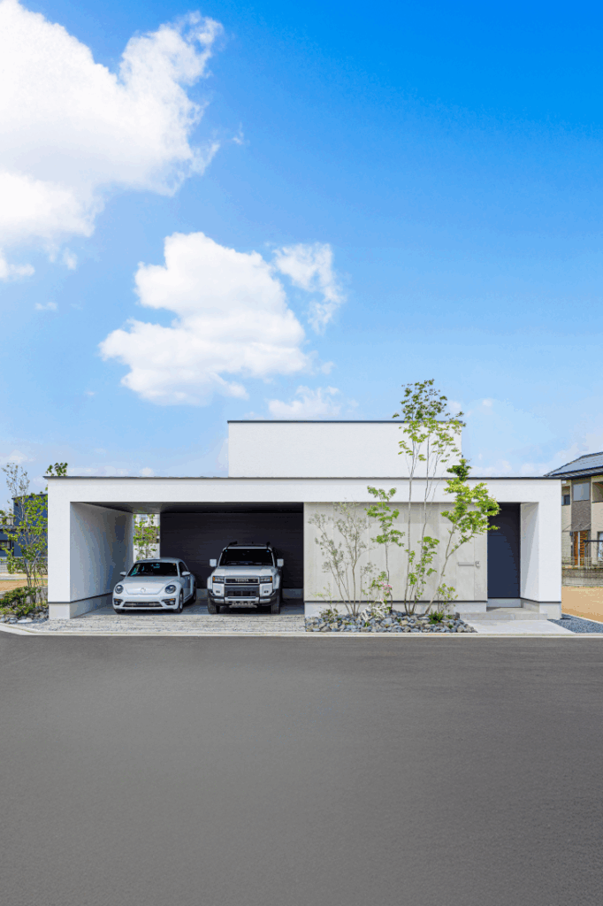 植栽とガレージが調和する外観