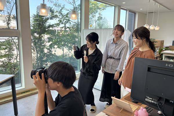 \ スタッフ写真、一新します /