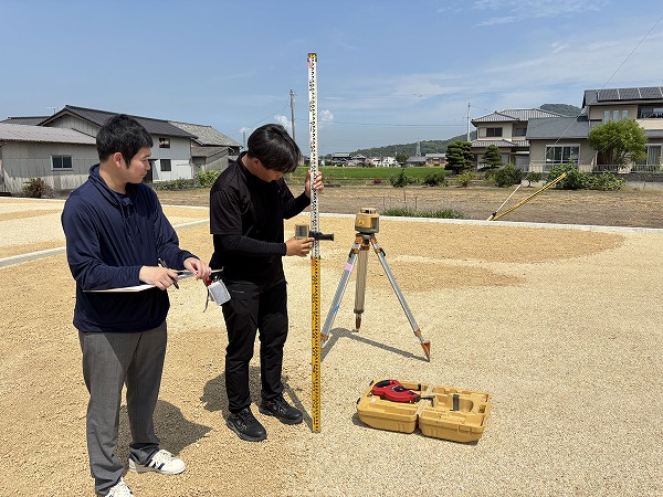 丸亀の現場で測量！