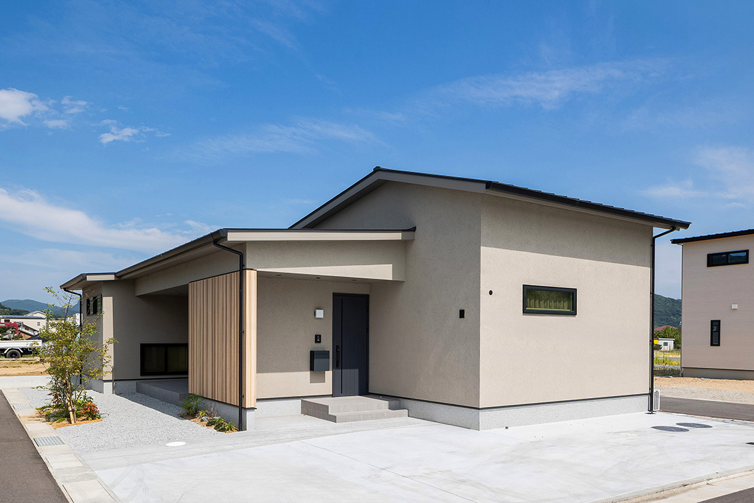 ベージュと木目を組み合わせたナチュラルな外観の平屋